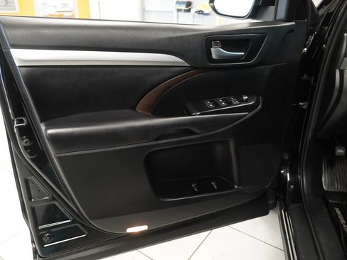 Used 2019 Toyota Highlander XLE AWD/4WD image 19