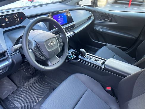 Used 2025 Toyota Prius LE image 10