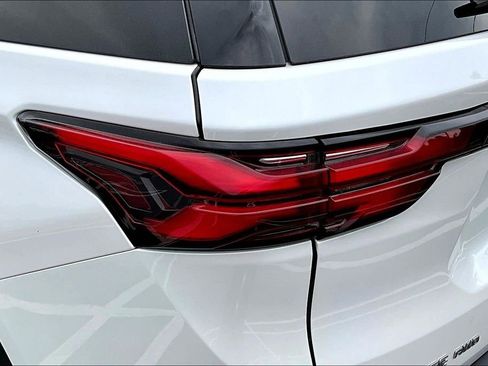 Used 2022 Chevrolet Traverse LT w/ LT Premium Package AWD/4WD image 20