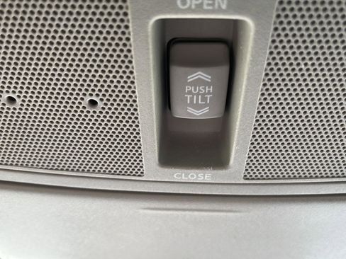 Used 2018 Nissan Rogue SV w/ Sun & Sound Touring Package image 11