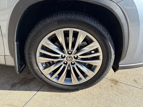 Used 2022 Toyota Highlander Platinum image 12