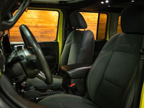 Used 2024 Jeep Wrangler Unlimited Sahara AWD/4WD image 9