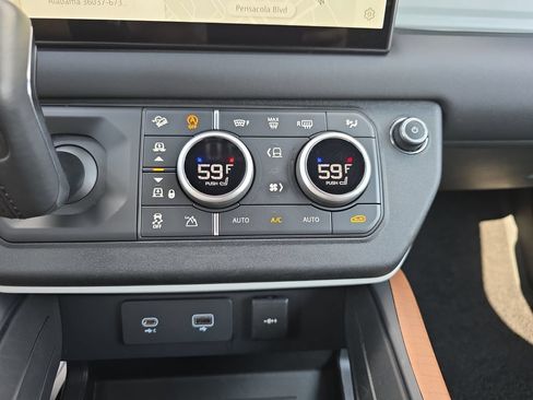 Used 2024 Land Rover Defender 130 X-Dynamic SE AWD/4WD image 25