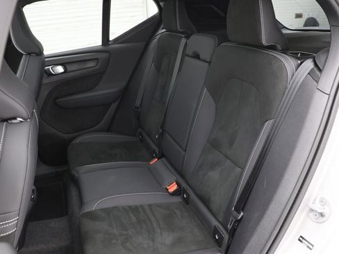 Used 2025 Volvo XC40 B5 Plus image 12