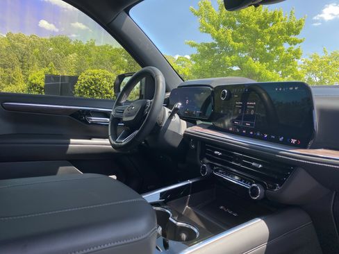 Used 2025 Chevrolet Tahoe Z71 w/ Z71 Off-Road Package image 6