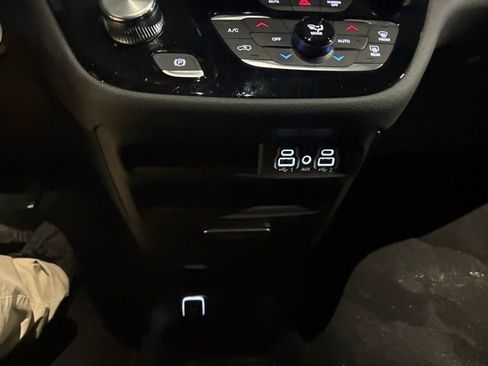 Used 2025 Chrysler Pacifica Select image 17