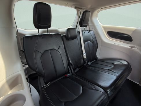 Used 2024 Chrysler Pacifica Touring-L FWD image 12