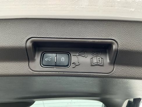 Used 2020 Ford Explorer Platinum w/ Premium Technology Package image 34