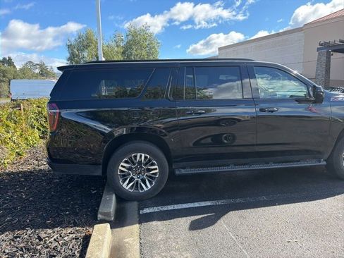 Used 2025 Chevrolet Suburban Z71 image 9