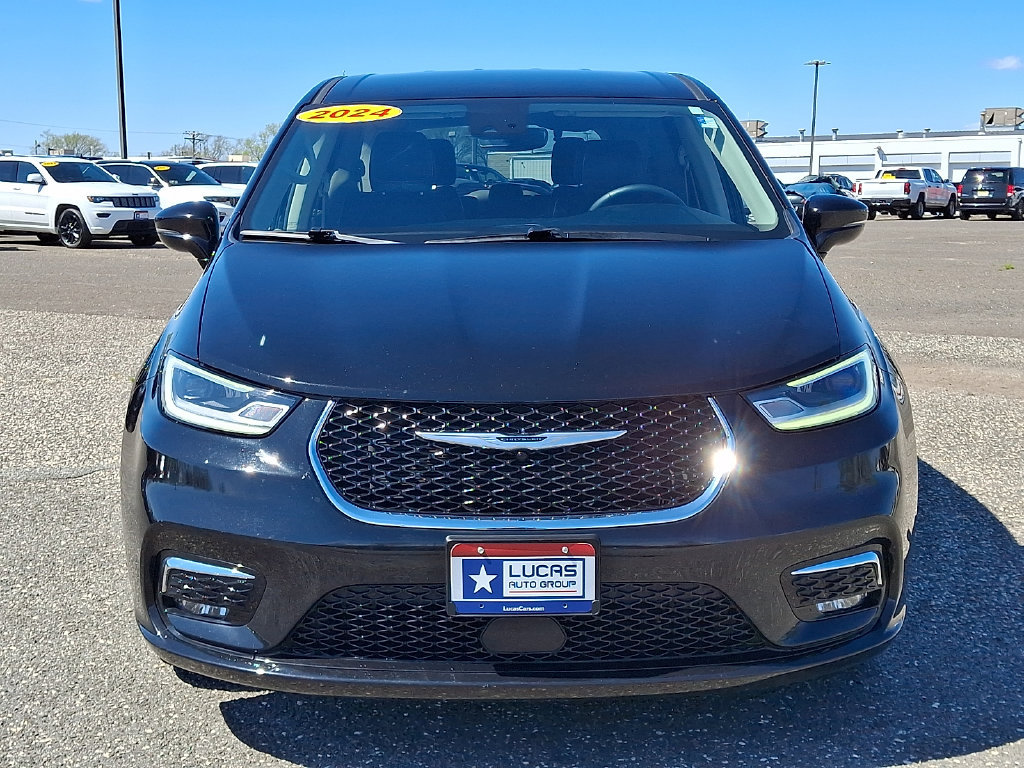 Used 2024 Chrysler Pacifica Touring-L FWD image 4