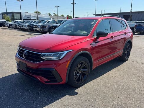 Used 2024 Volkswagen Tiguan SE R-Line w/ MDO Package, Two-Row AWD/4WD image 2