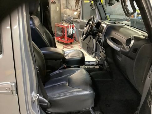 Used 2018 Jeep Wrangler Unlimited Rubicon w/ Connectivity Group AWD/4WD image 19
