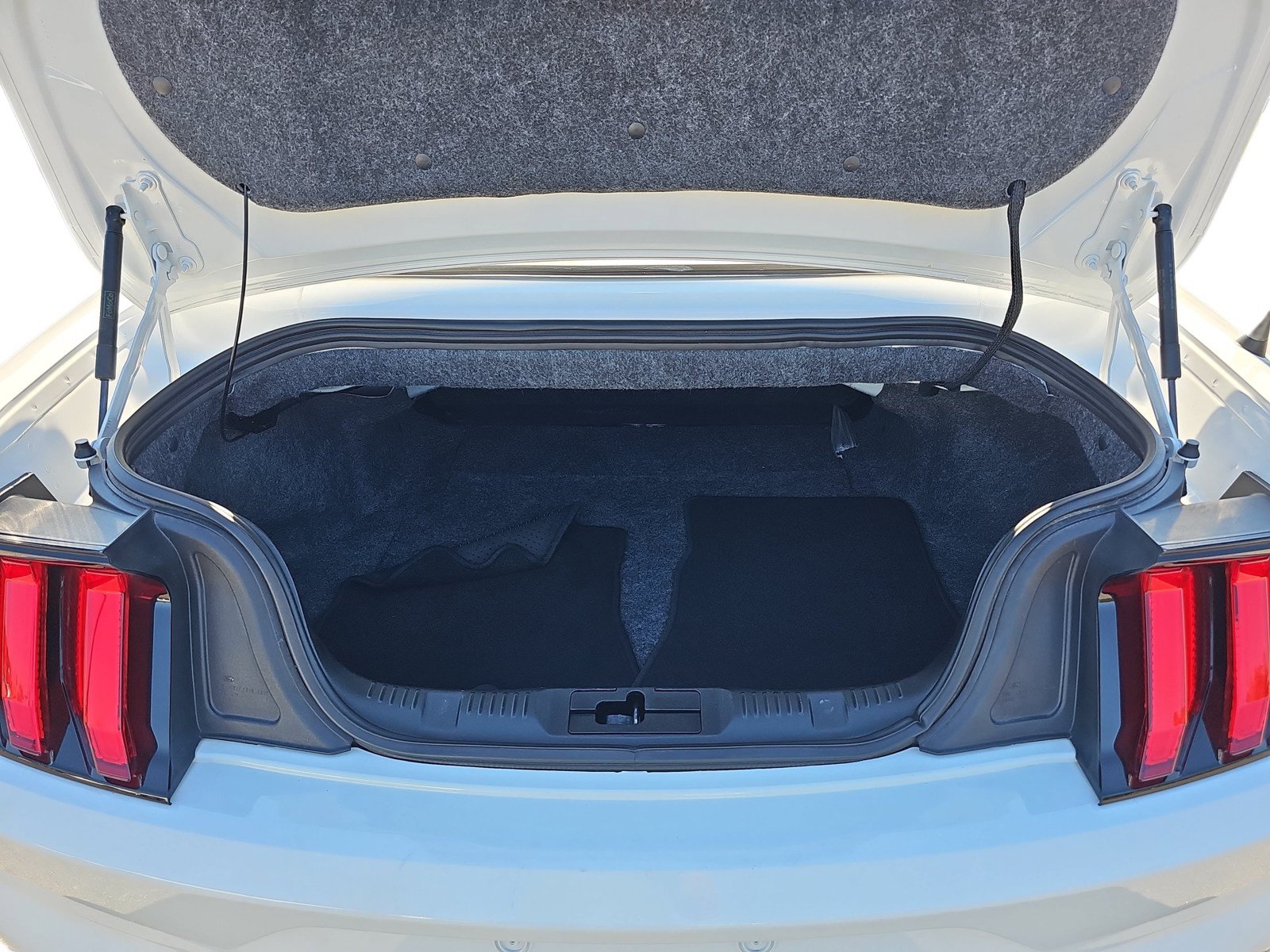 Used 2019 Ford Mustang Convertible RWD image 26