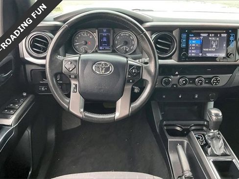 Used 2017 Toyota Tacoma TRD Sport image 4