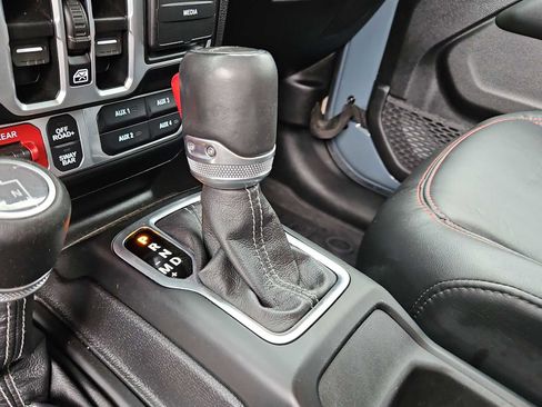 Used 2025 Jeep Gladiator Rubicon w/ Convenience Group AWD/4WD image 20