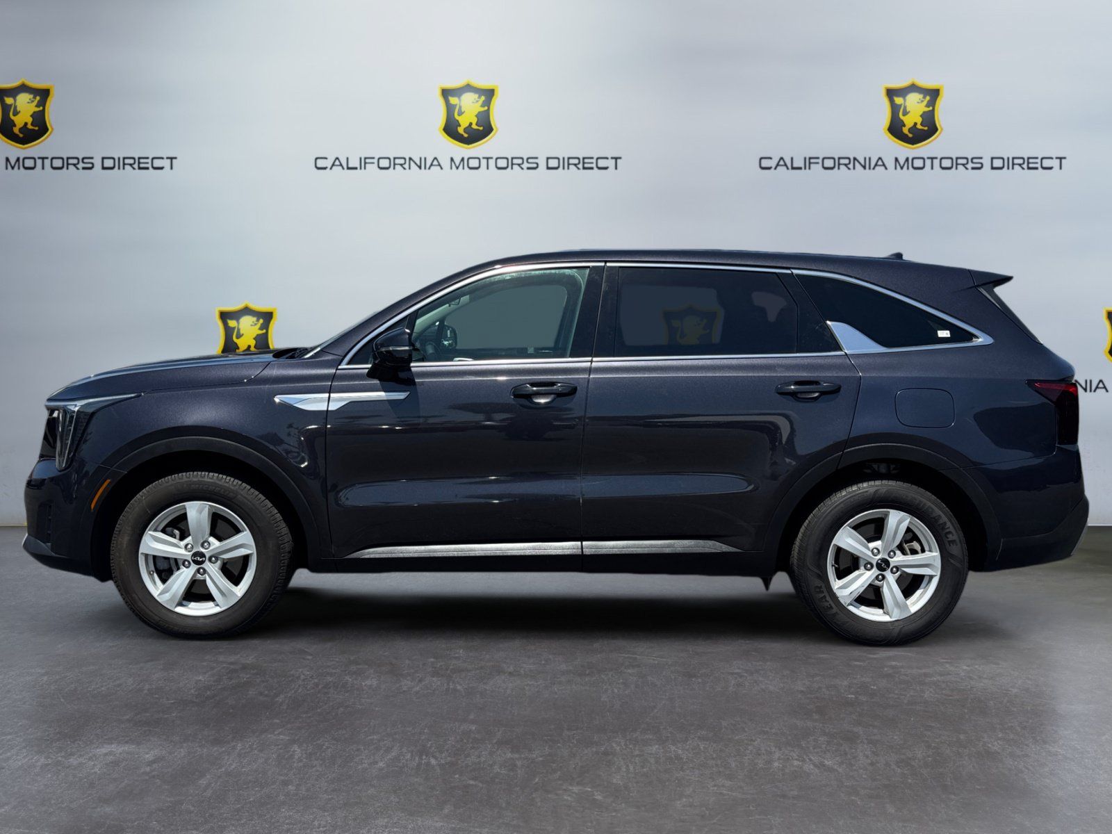 Used 2025 Kia Sorento LX FWD image 2