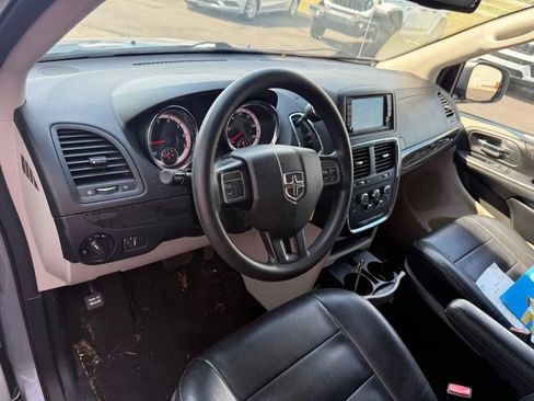 Used 2019 Dodge Grand Caravan SE FWD image 12