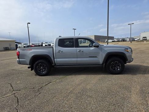Used 2019 Toyota Tacoma TRD Off-Road w/ Technology Package image 4