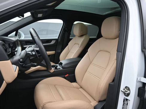 Certified 2025 Porsche Cayenne Coupe AWD/4WD image 5