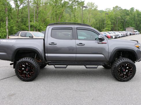 Used 2022 Toyota Tacoma TRD Off-Road AWD/4WD image 9
