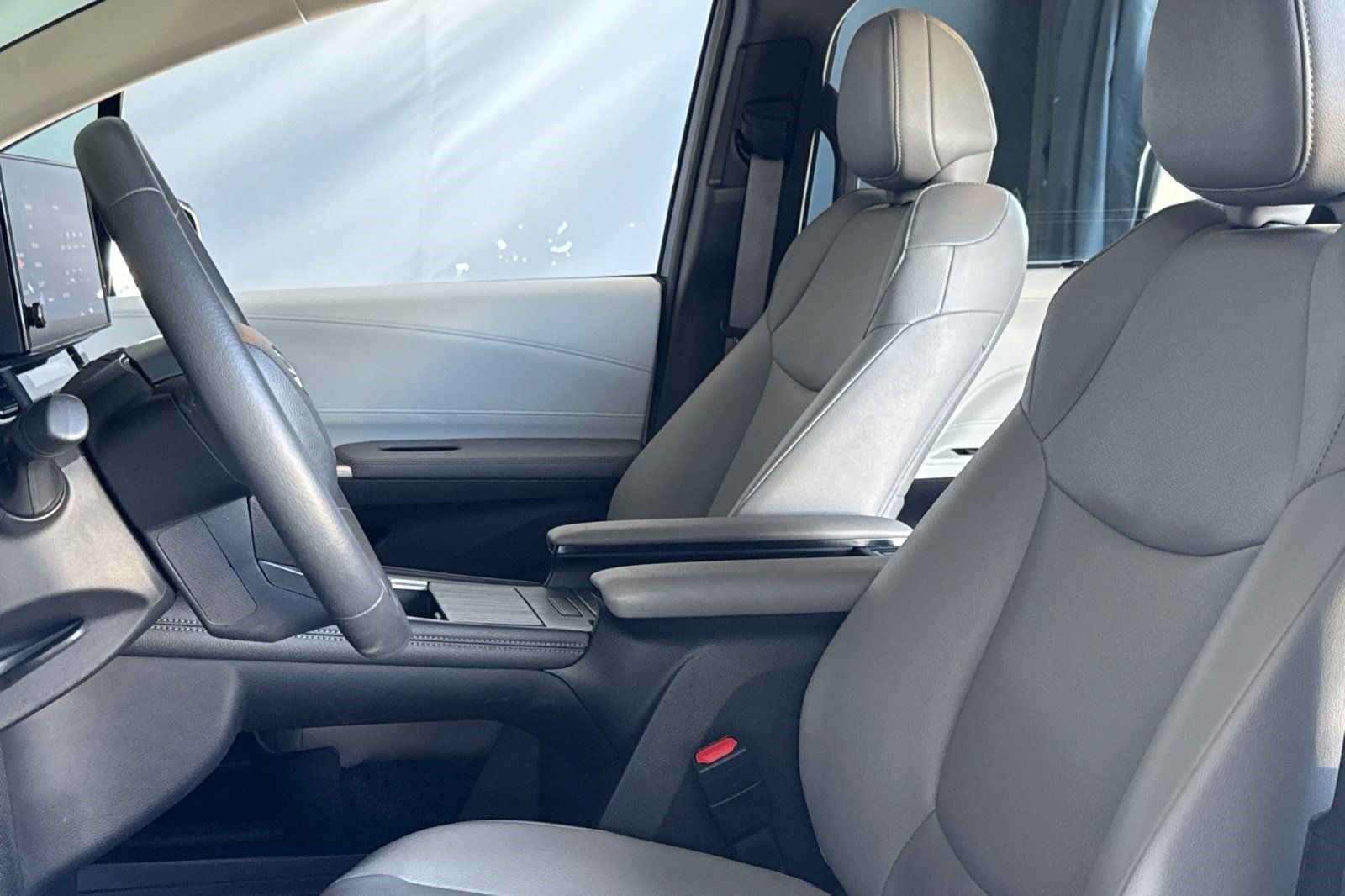 Used 2025 Toyota Sienna XLE FWD image 5