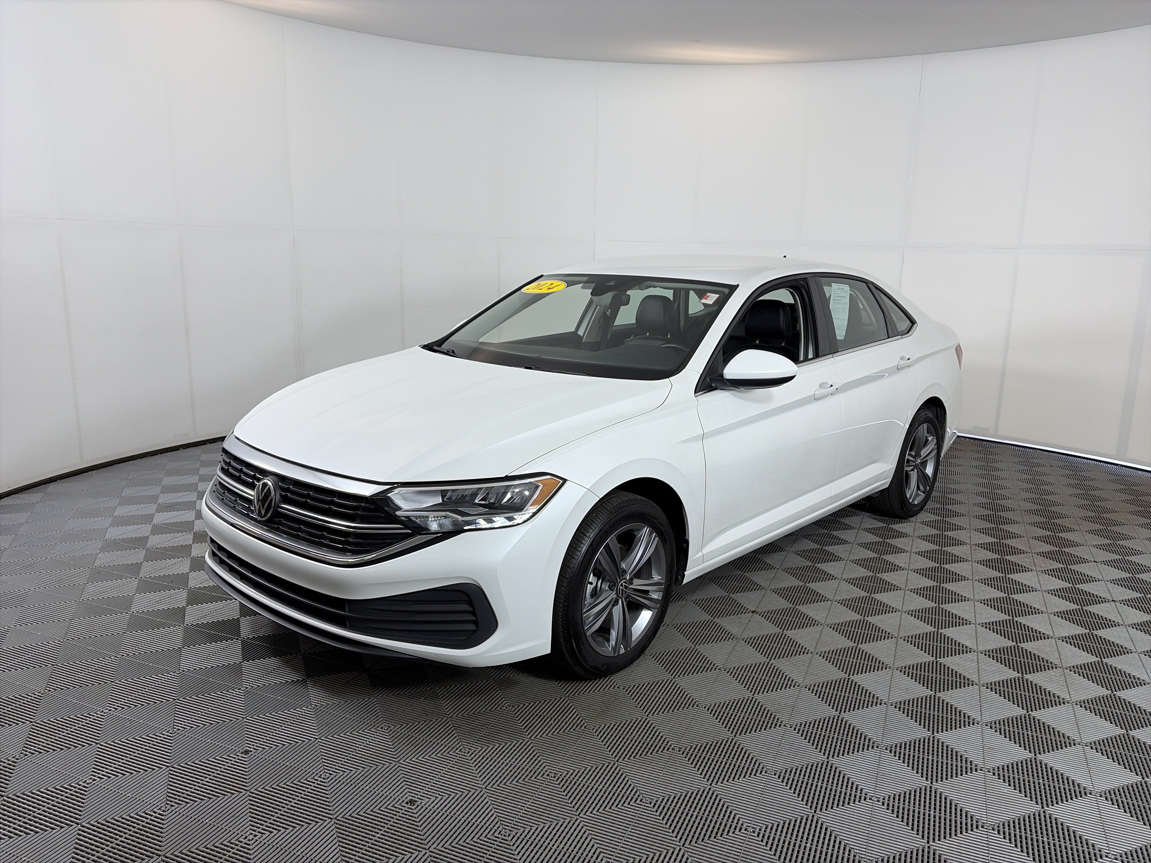 Used 2023 Volkswagen Jetta SE FWD image 2