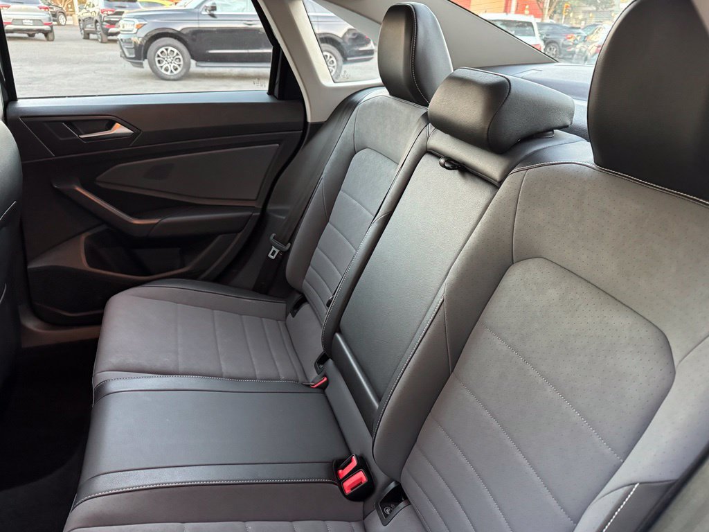 Used 2025 Volkswagen Jetta SE FWD image 16