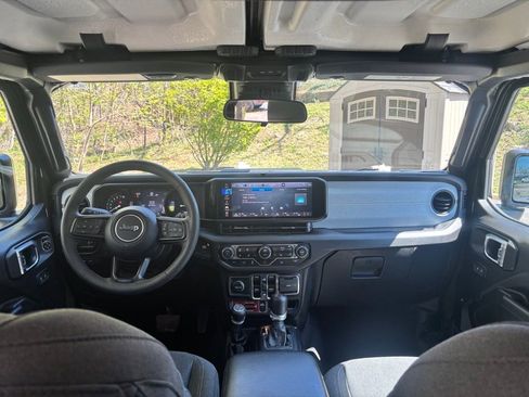 Used 2024 Jeep Wrangler Unlimited image 11