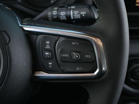 Used 2025 Jeep Wrangler Sahara image 31