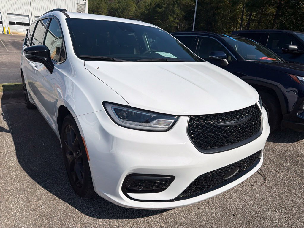 Used 2024 Chrysler Pacifica Touring-L w/ S Appearance Package FWD image 4