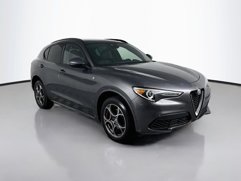 Used 2022 Alfa Romeo Stelvio Ti AWD/4WD image 7