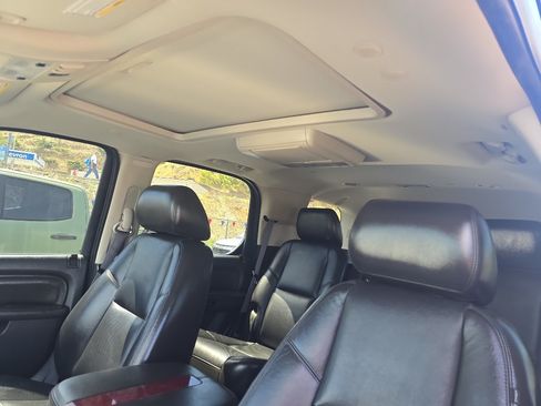 Used 2011 Cadillac Escalade Luxury AWD/4WD image 12