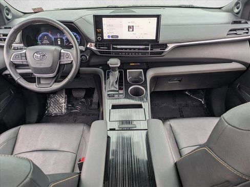 Used 2025 Toyota Sienna XLE Woodland Edition image 18