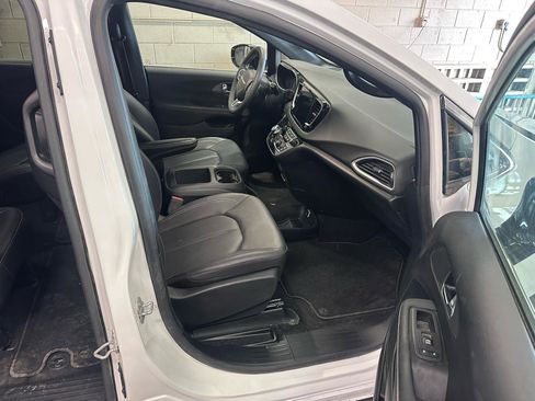 Used 2025 Chrysler Pacifica Select image 5