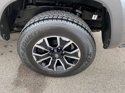 Used 2022 Toyota Tacoma TRD Sport image 9