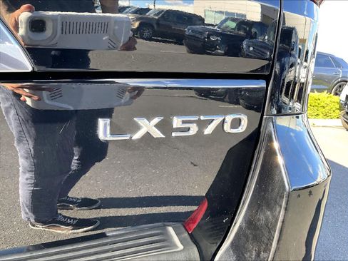 Used 2020 Lexus LX 570 4WD w/ Luxury Package image 10