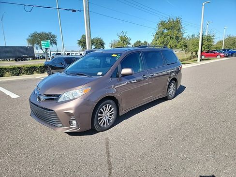 Used 2019 Toyota Sienna XLE Premium image 1