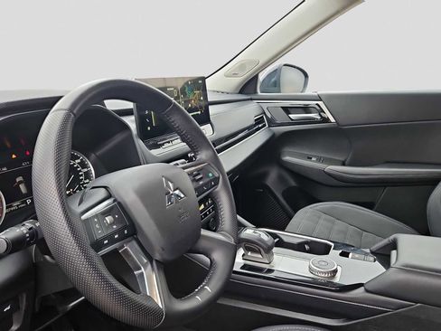 Used 2025 Mitsubishi Outlander SE image 10