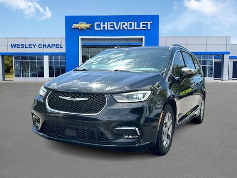 Used 2023 Chrysler Pacifica Limited FWD image 1