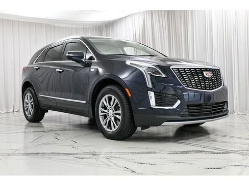 Certified 2022 Cadillac XT5 Premium Luxury FWD image 2