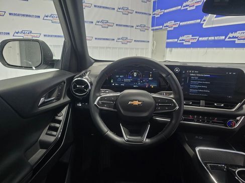 Used 2025 Chevrolet Equinox LT image 2