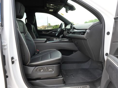 Used 2024 Cadillac Escalade Sport w/ LPO, ONYX Package image 29