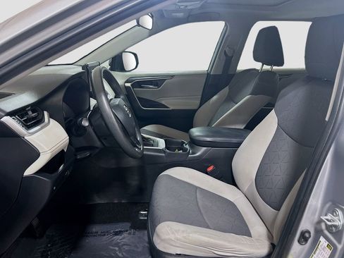 Used 2020 Toyota RAV4 XLE w/ Convenience Package FWD image 17