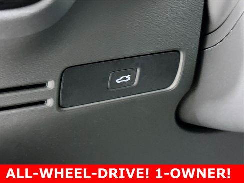 Used 2025 Volvo XC40 B5 Core image 29