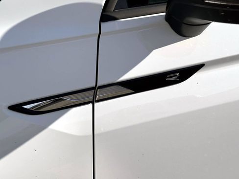 Used 2022 Volkswagen Tiguan SE R-Line image 9