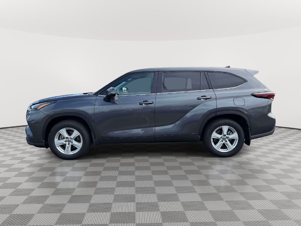 Used 2025 Toyota Highlander LE AWD/4WD image 4