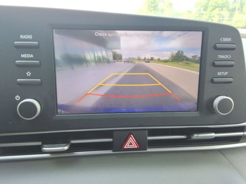 Used 2021 Hyundai Elantra SE FWD image 16