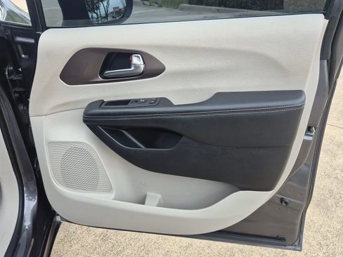 Used 2022 Chrysler Voyager LX image 16