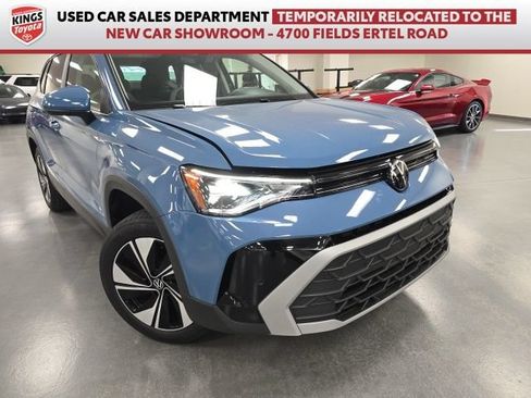 Used 2025 Volkswagen Taos SE AWD/4WD image 1