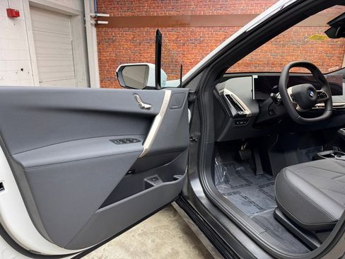New 2026 BMW iX xDrive60 w/ Premium Package image 9